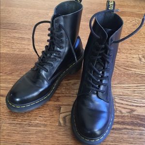 Dr. Martin 8 Eyed Women’s Boots